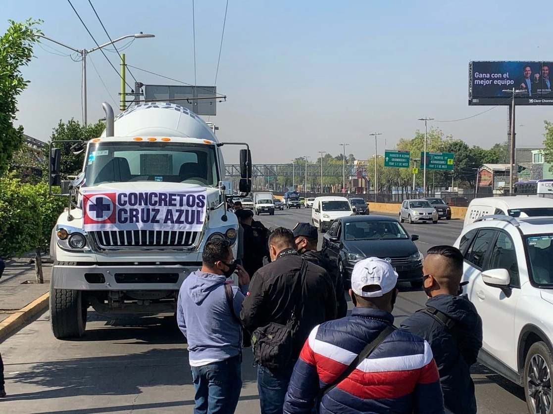 Cooperativistas de Cruz Azul bloquearon un carril de Circuito Interior, a la altura del AICM. Foto Alfredo Domínguez