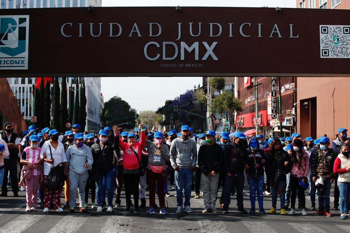 Trabajadores de la Cooperativa Cruz Azul durante una manifestación, en marzo pasado, frente a las oficinas del Tribunal Superior de Justicia de la Ciudad de México para exigir atención en el conflicto que afecta a familias de los cooperativistas. Foto Cristina Rodríguez