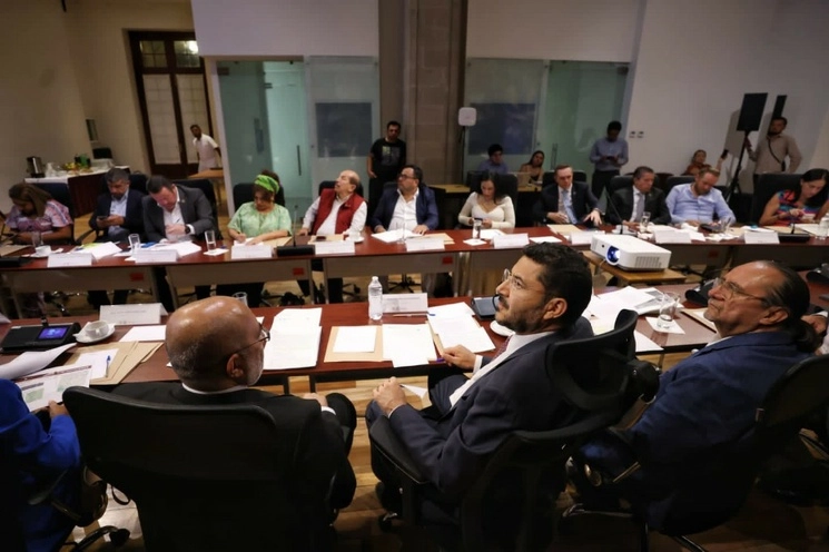 En su cuenta de Twitter, Martí Batres subi+o una imagen de la primera sesión de cabildo presidida tras sustituir a Claudia Sheinbaum al frente del gobierno de la CDMX. Foto tomada de Twitter @martibatres.