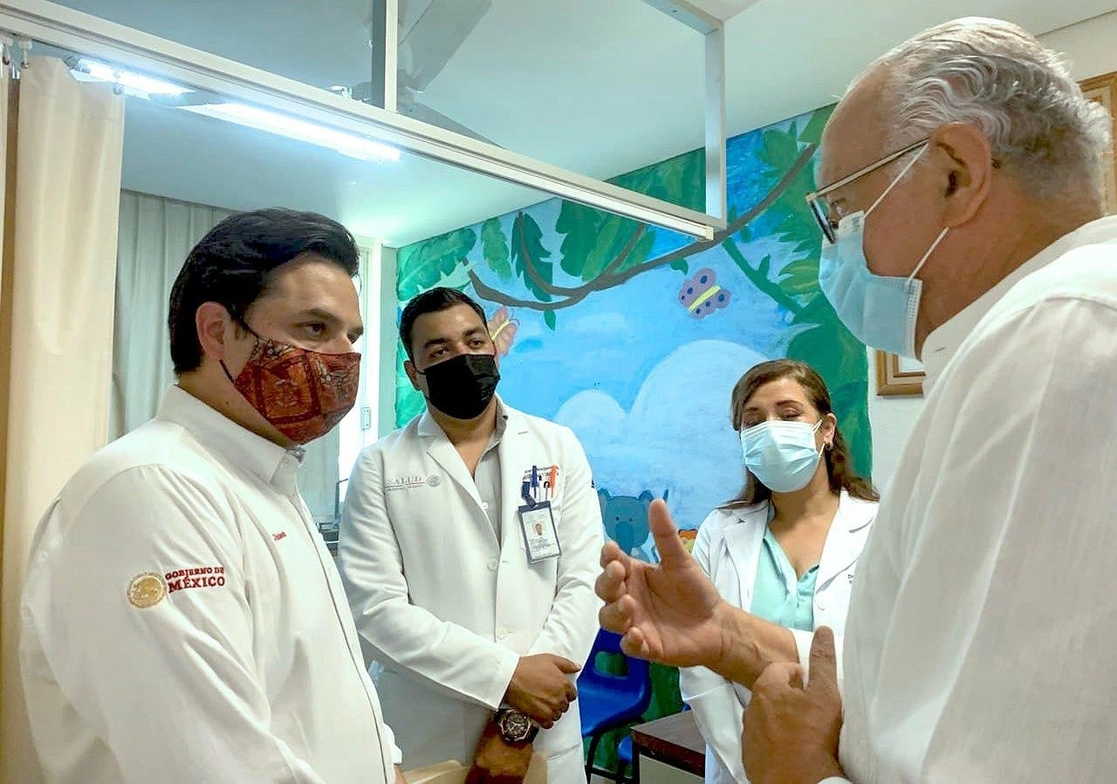 El titular del IMSS, Zoé Robledo duranta su visita al Hospital de Rosamorada junto con el gobernador electo del Estado de Nayarit, Miguel Ángel Navarro. Foto tomada de la cuenta de Twitter @MiguelANavarroQ