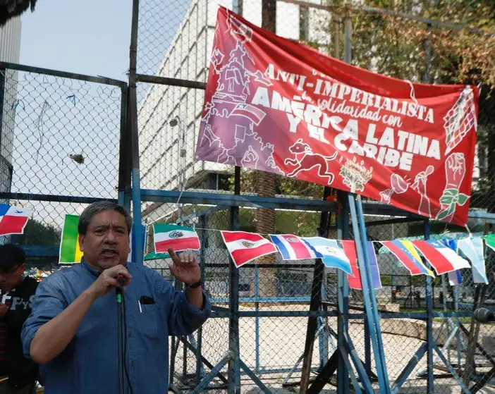 La Coordinadora Antimperialista de Solidad con América Latina y el Caribe afuera de la embajada de EU en México. Foto Víctor Camacho
