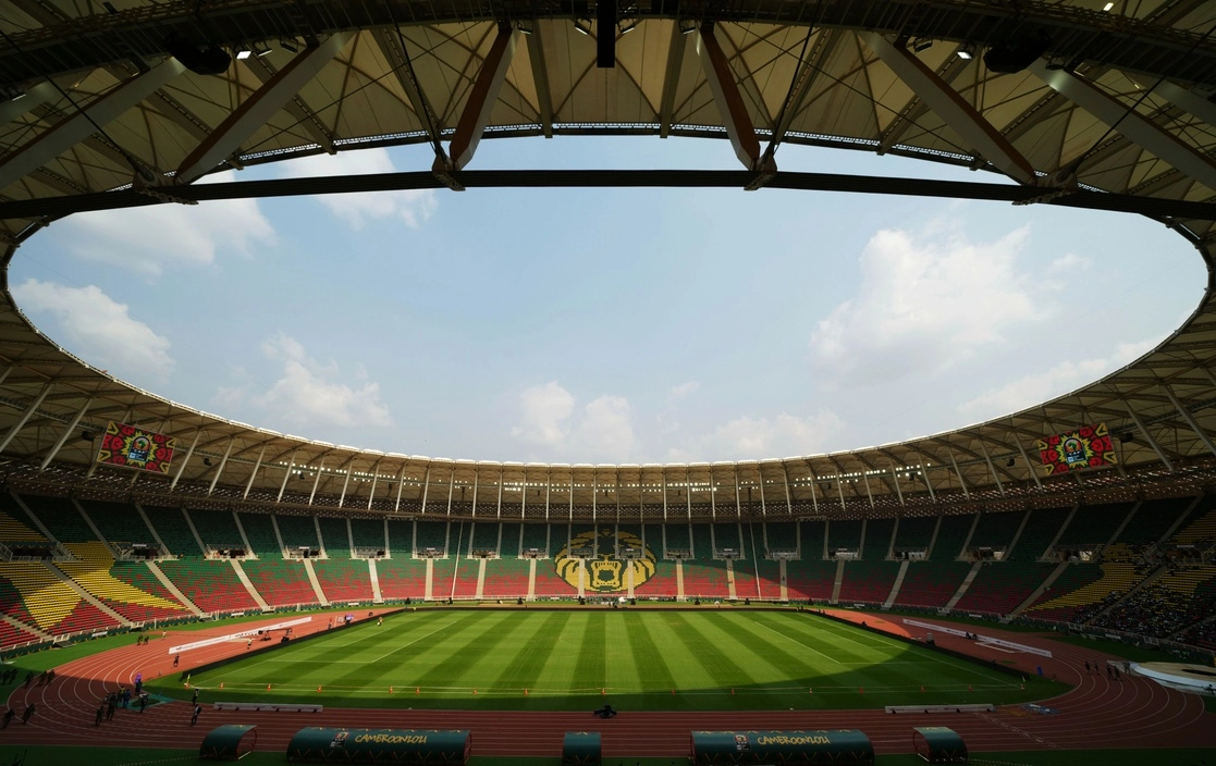 El estadio Olembe en Yaunde, Camerún, fue sede de la inauguración y el primer duelo de la Copa Africana de Naciones, entre el anfitrión y Burkina Faso. Foto Ap 