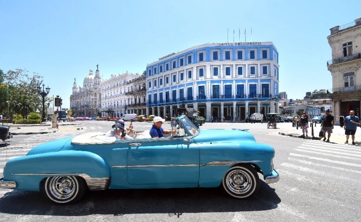 Turistas extranjeros pasean a bordo de un automóvil antiguo de la década de 1950, en La Habana, capital de Cuba. 