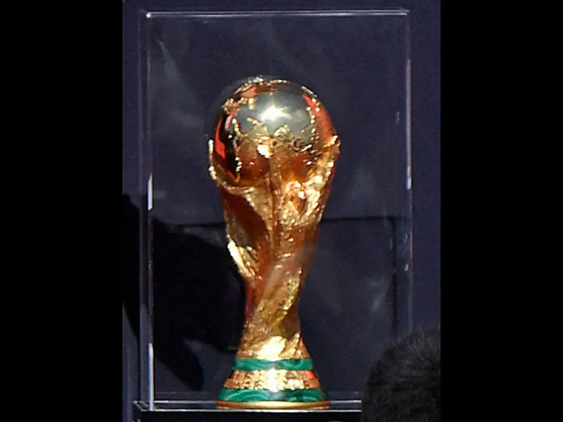 El máximo trofeo del futbol arribó al AIFA, donde fue recibido con música tradicional. El canciller acudió con la representación del Presidente. Foto Yazmín Ortega 