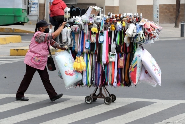 Las beneficiadas pueden ser amas de casa que además cubren una jornada laboral en sus propios negocios. Foto Roberto García Ortiz / Archivo 
