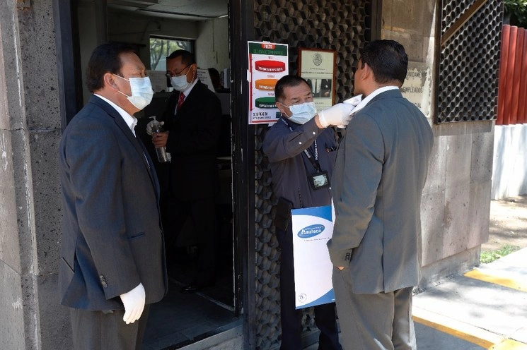 A causa del Covid-19 se revisa la temperatura en la entrada en la Cámara de Diputados. Foto LA JORNADA/Cristina Rodríguez 