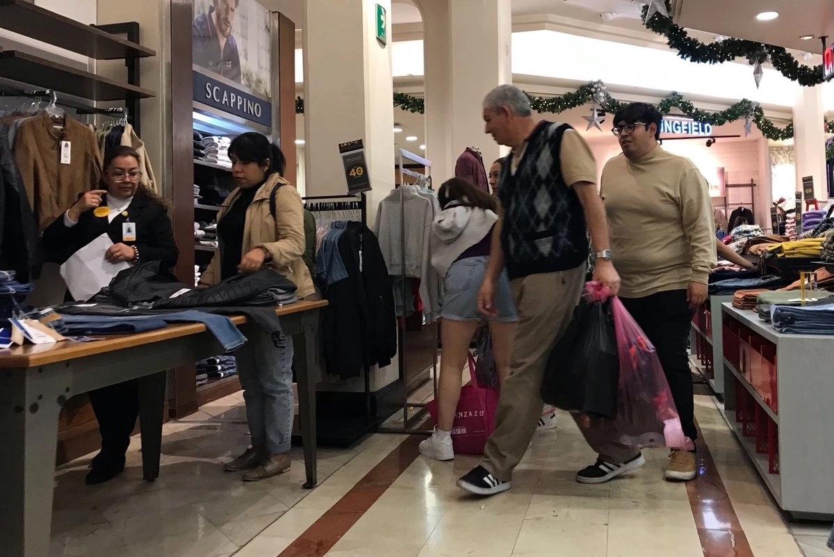 Compras decembrinas en una tienda departamental. 