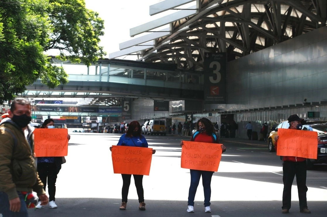 Familiares de niños con cáncer bloquearon el acceso de automovilistas a la Terminal 1 del AICM para exigir el abasto de medicamentos. Foto Alfredo Domínguez / Archivo