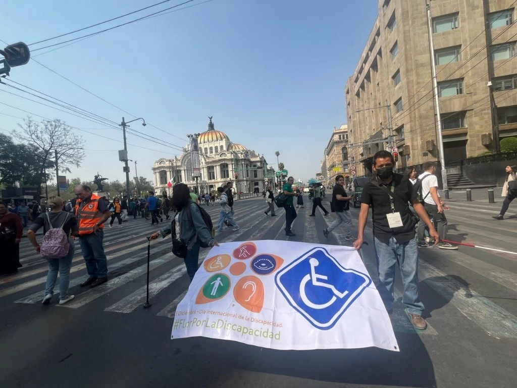 Personas con debilidad visual y de audición bloquean el Eje Central, a la altura de la avenida Madero, para exigir condiciones para caminar en las calles de la Ciudad de México, el 28 de febrero de 2024. Foto José Antonio López
