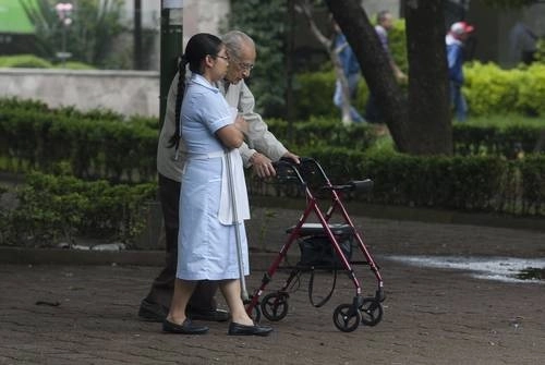 El personal doméstico solo puede salir si tiene actividades de nana, institutriz o enfermera. Foto La Jornada/ archivo