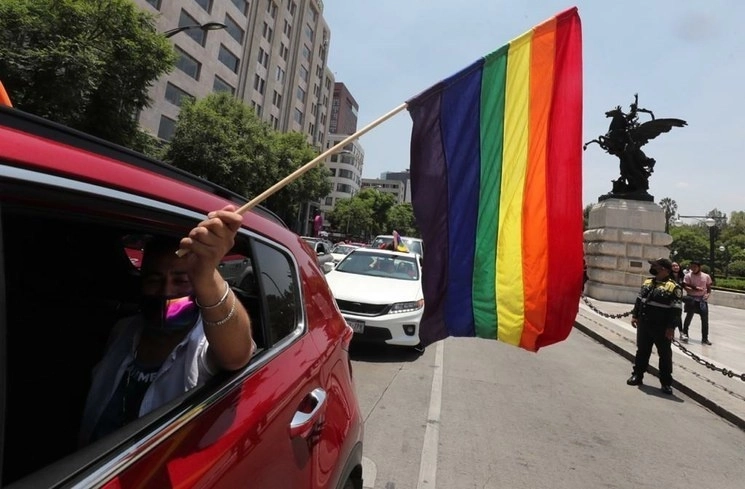 Integrantes de la comunidad LGTB realizan una caravana en calles del Centro Histórico de la Ciudad de México. Foto José Antonio López / Archivo