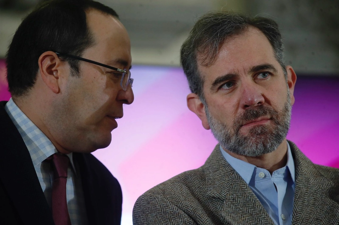 Ni Lorenzo Córdova (derecha) ni Ciro Murayama (izquierda) "son consejeros electorales, sino  agentes políticos de la derecha", dijo el senador de Morena, César Cravioto. Foto Cristina Rodríguez / Archivo 