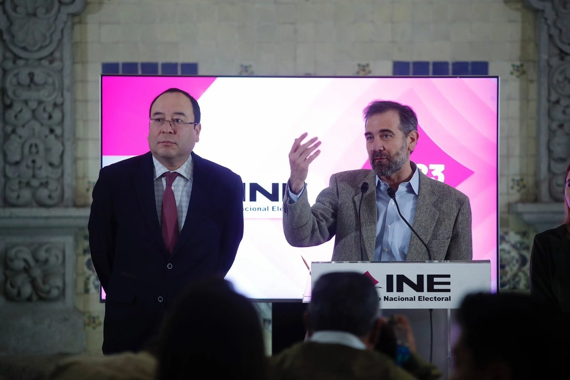 Los consejeros electorales Ciro Murayama y el presidente del INE, Lorenzo Córdova, durante una conferencia de prensa, el 26 de enero de 2023. Foto Cristina Rodríguez