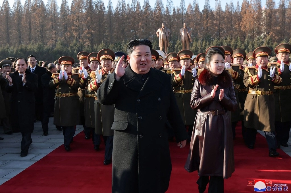 Esta fotografía tomada el 8 de febrero de 2024 y publicada por la Agencia Central de Noticias Coreana (KCNA) oficial de Corea del Norte a través de KNS el 9 de febrero muestra al líder de Corea del Norte, Kim Jong Un (C), visitando el Ministerio de Defensa Nacional en Pyongyang para conmemorar el 76.º aniversario de su fundación. del Ejército Popular de Corea. Foto Afp