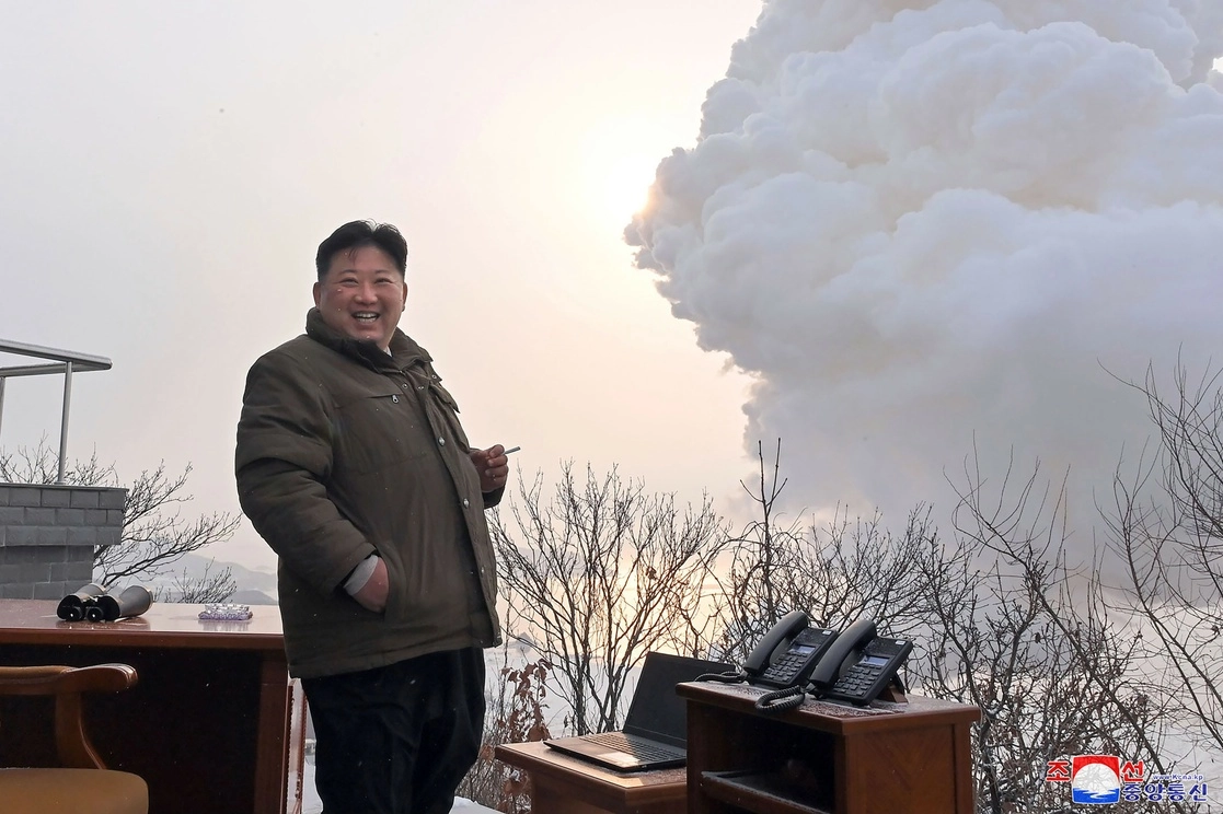 El lpider norcoreano, Kim Jong Un, supervisa una prueba de motor de combustible sólido de alto empuje, en en el campo de lanzamiento de satélites Sohae. Foto KCNA vía Ap