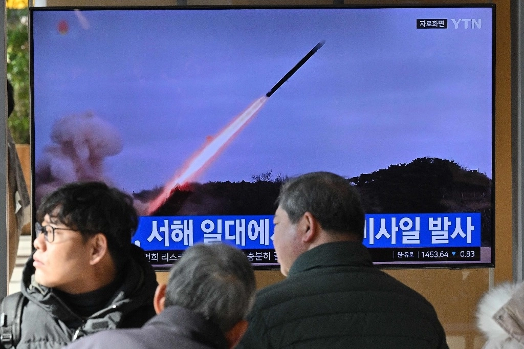 Una pantalla en las calles de Seúl muestra el lazamiento de un misil en Corea del Norte. Foto Afp.