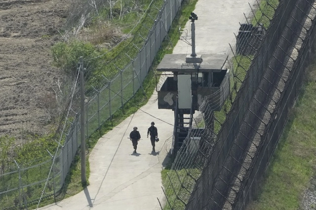 Corea del Sur reanudó el domingo las emisiones de propaganda contra Pyongyang desde sus altavoces colocados en la frontera en respuesta a los recientes lanzamientos norcoreanos de globos con estiércol. Foto Ap
