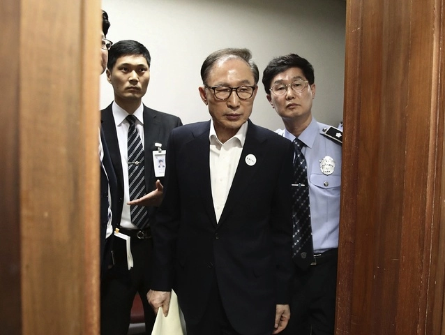 El ex presidente de Corea del Sur Lee Myung-bak (c) en imagen de archivo. Foto Ap