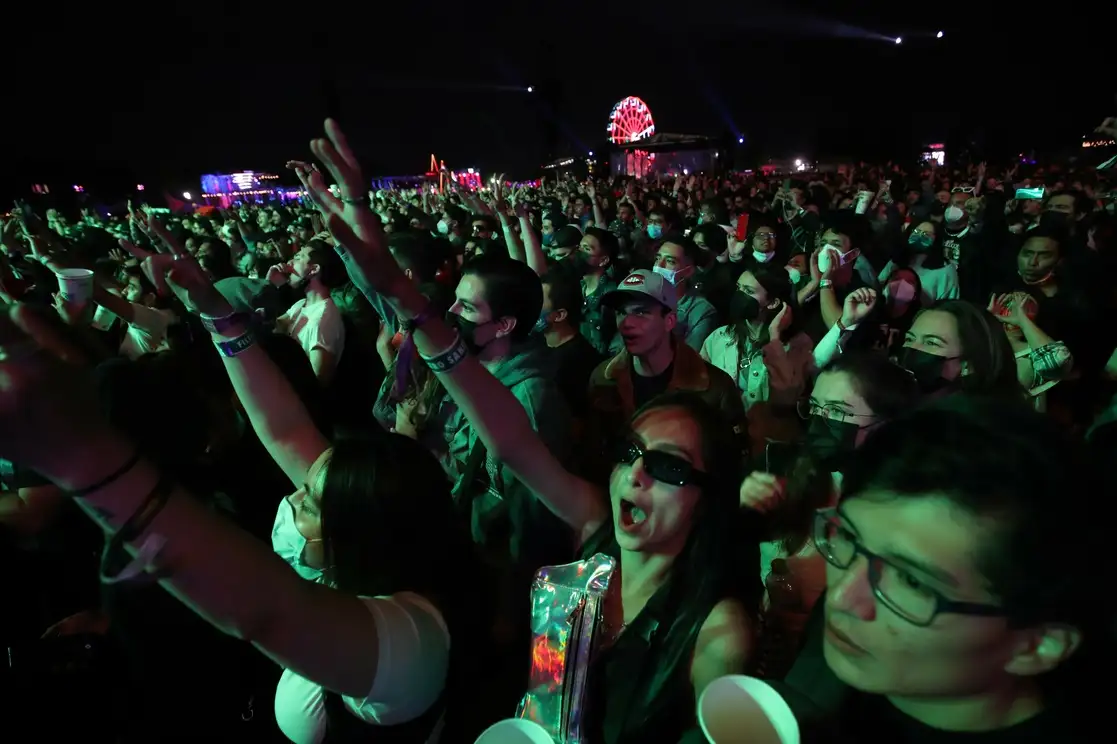 La jornada inicial de la anhelada cita en el Autódromo Hermanos Rodríguez reunió a 59 mil 600 personas, la mayoría jóvenes que bailaron y cantaron al ritmo de Elliot Moss, Cheap Trick y Bleachers, pese a la cancelación de The Kooks, Disclosure y St. Vincent, de los principales en el cartel. Foto Yazmín Ortega Cortés