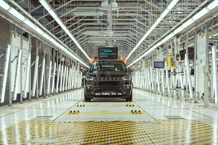 Fiat Chrysler es la primera empresa en Europa en detener su producción por afectaciones causadas por el coronavirus. Foto Twitter @fcagroup