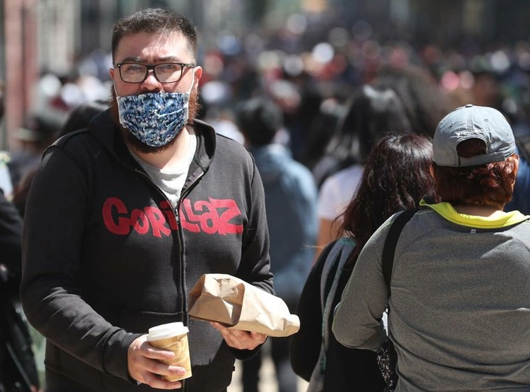 Capitalinos que circulan por la calle Madero, en el Centro Histórico, usan cubrebocas, el 29 de febrero de 2020. Foto José Antonio López