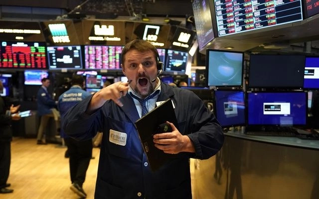 Un operador reacciona al hundimiento de la Bolsa de Valores de Nueva York, que tuvo que suspender operaciones en forma temporal por la escalada de pérdidas, el 9 de marzo de 2020. Afp