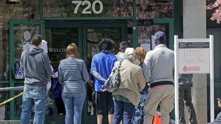 Fila de personas para solicitar apoyos por desempleo en Utah. Foto Ap / Archivo