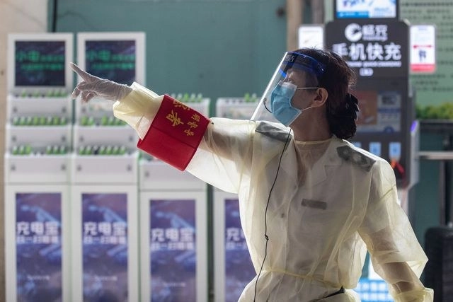 Las agencias de espionaje de Estados Unidos creen que el Covid-19 se originó en China pero no fue creado por el hombre ni modificado genéticamente. La imagen, en la estación de autobuses de Wuhan, la cuna del virus. Foto Afp 