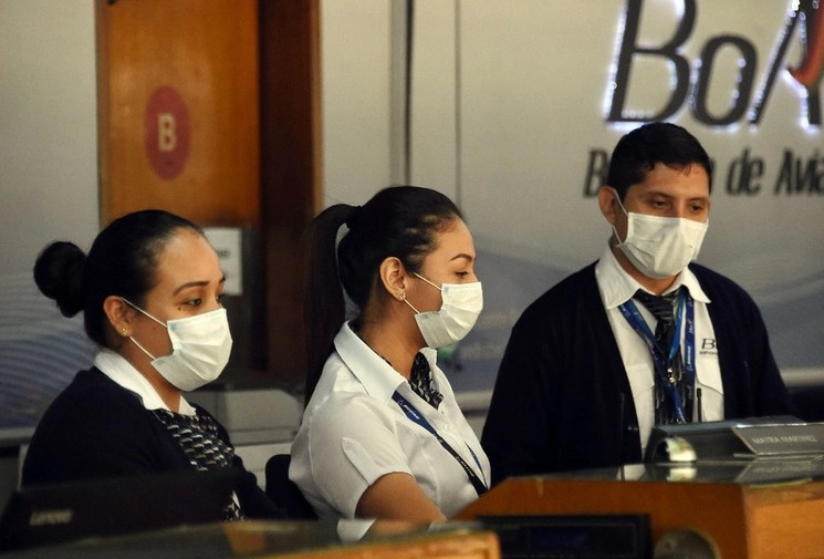 Los ciudadanos que deben acudir a sus trabajos deben hacerlo con medidas de protección sanitaria. Foto Afp