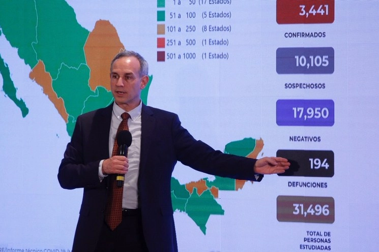 El subsecretario de Salud, Hugo López-Gatell, durante la conferencia de ayer 9 de abril  sobre la situación en México de la pandemia Covid-19. Foto Cristina Rodríguez 