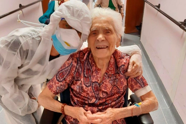 Ada Zanusso, una italiana de 103 años, es una de las mujeres de mayor edad que logró recuperarse del coronavirus. Foto Afp 