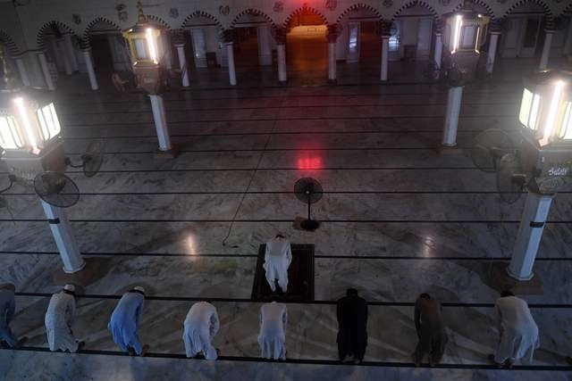 Los musulmanes de todo el mundo comenzaron este viernes el mes de ayuno y oración de ramadán en plena pandemia del Covid-19, lo cual les privará de las reuniones de familia y de las oraciones en las mezquitas. La imagen, en Karachi, Pakistán. Foto Afp