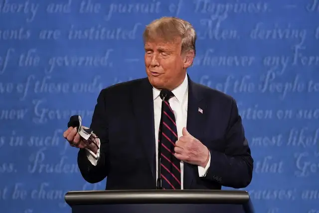 Trump, de 74 años, que minimizó la importancia de la pandemia, no usó públicamente cubrebocas hasta julio y organizó mítines ignorando las recomendaciones sanitarias. Foto Ap
