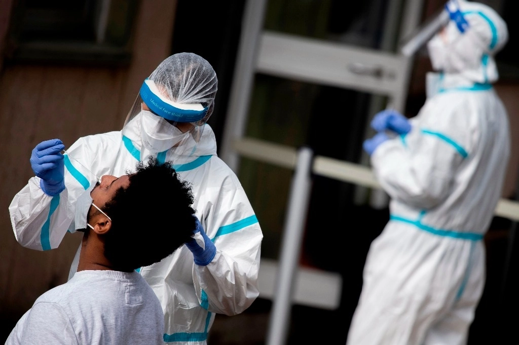 Un hombre se somete a una prueba de hisopo para detectar el coronavirus en un sitio de pruebas de manejado por el hospital Santa Maria della Pieta en Roma, el 12 de octubre de 2020. Foto Afp