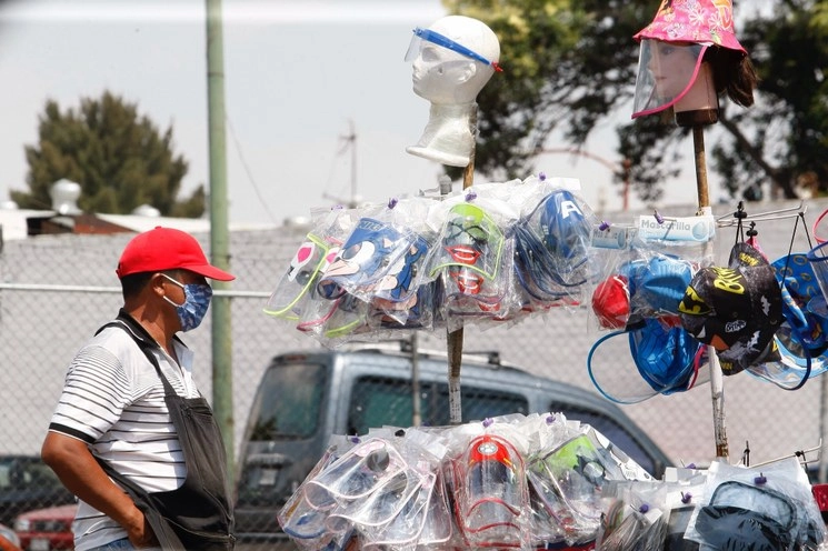 En el nuevo mundo, las mascarillas, viseras y guantes son los nuevos accesorios a la moda. Foto Roberto García Ortiz 