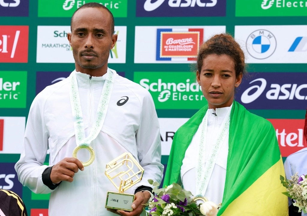 Mulugeta Uma y Mestawut Fikir de Etiopía se impusieron en sus respectivas pruebas del Maratón de París. Foto Afp