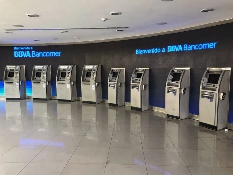 Cajeros automáticos de BBVA Bancomer en la Ciudad de México. Foto Marco Peláez / Archivo