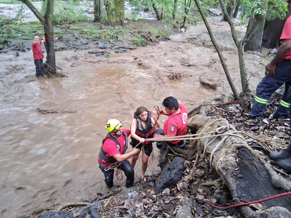 La fuerte lluvia provocó la crecida y sorprendió a los jóvenes cuando nadaban en dicho afluente. Foto 