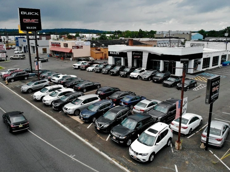 La venta de autos ligeros rompió con la racha de pérdidas que acumuló por 32 meses consecutivos. Este febrero se vendieron 104 mil 328 unidades, 0.3 por ciento por arriba del registro del año pasado, informó el Inegi. Foto Ap / Archivo