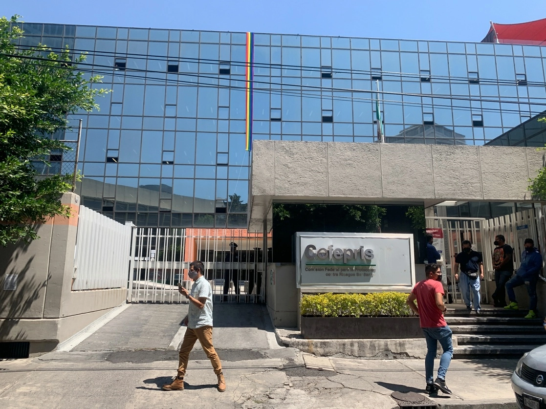 Hace meses, otras 36 personas, todas con cargos importantes en la Cofepris, fueron cesadas por malas prácticas en los trámites técnicos y administrativos, pues su responsabilidad se relacionaba con la obtención de registros sanitarios y ellos actuaban en beneficio de algunas empresas que les pagaban. Foto Pablo Ramos 