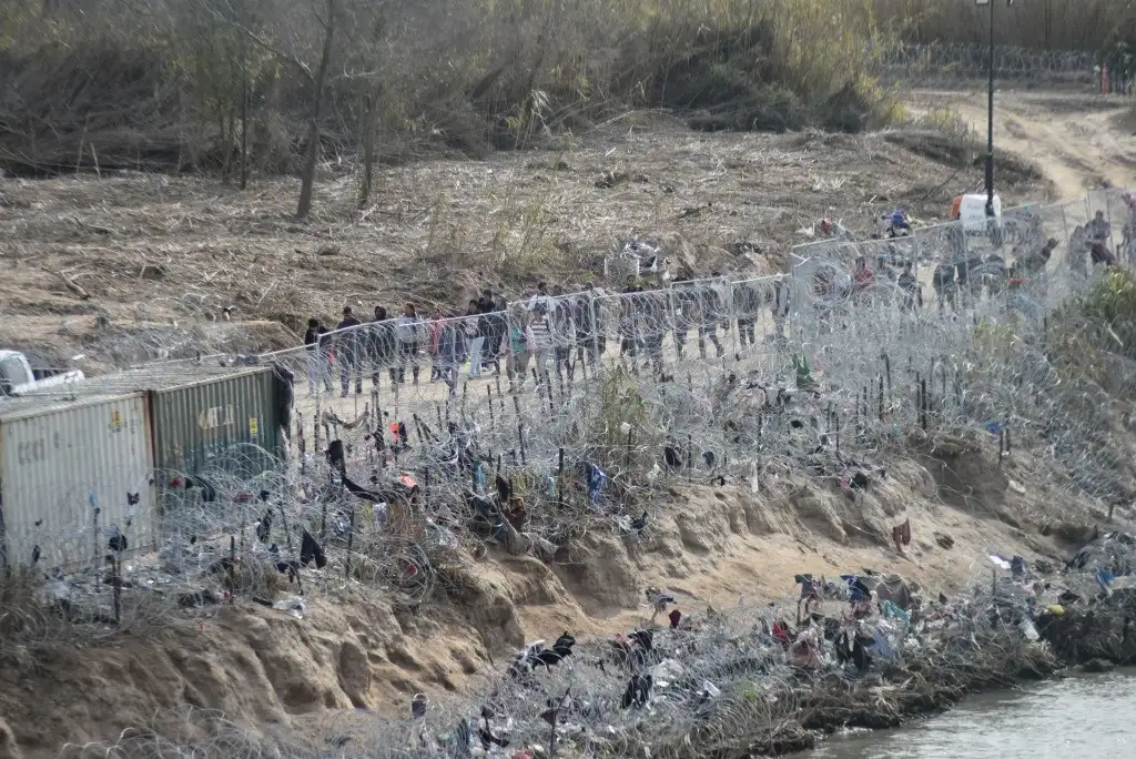 Un tribunal impidió temporalmente que el gobierno de EU retire las alambradas que Texas colocó a lo largo de su frontera con México. La imagen, en Piedras Negras, Coahuila, el 19 de diciembre de 2023. Foto Cuartoscuro / Archivo