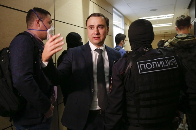 El opositor ruso Ivan Zhdanov habla con periodistas durante una redada policiaca en las oficinas de la fundación de Aleksei Navalny, en Moscú, el 17 de julio de 2020. Foto Ap 
