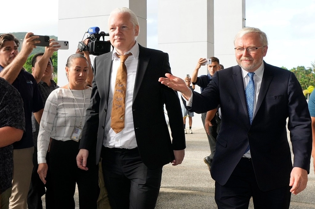 Ecuador concedió el asilo al líder de Wikileaks en 2012 durante el gobierno de Rafael Correa, que consideraba en peligro la vida del periodista si era deportado a territorio estadunidense. Enla imagen, el fundador de Wikileaks sale del tribunal estadunidense de la isla de Saipán, donde se declaró culpable de cargos de espionaje y recuperó su libertad. Foto Afp.