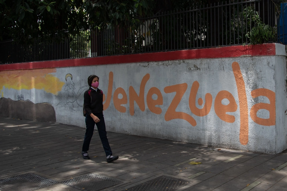 Una estudiante camina hacia la escuela en Caracas, Venezuela. Foto Xinhua / Archivo