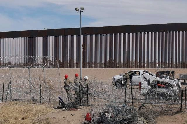 La Corte Suprema de Estados Unidos suspendió temporalmente una ley en Texas que permitía detener a migrantes. Foto Afp
