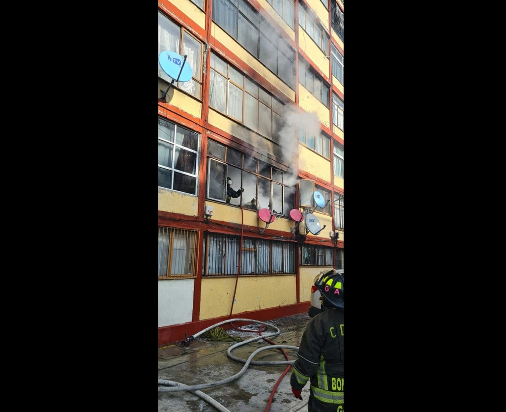 Sin víctimas mortales ni heridos que lamentar, en el incendio registrado en un edificio de la colonia Morelos, alcaldía Cuauhtémoc, Ciudad de México, el 26 de agosto de 2022. Foto tomada del Twitter de @Bomberos_CDMX