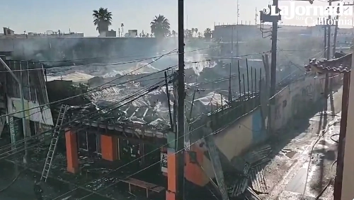 Los bomberos realizaron labores de sofocación. Foto X @LaJornadaBC
