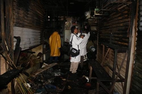 La madrugada de antier ocurrió un incendio en el mercado de Las Flores de Xochimilco, cuyas llamas consumieron 21 locales. No se reportaron personas lesionadas. Foto Cuartoscuro
