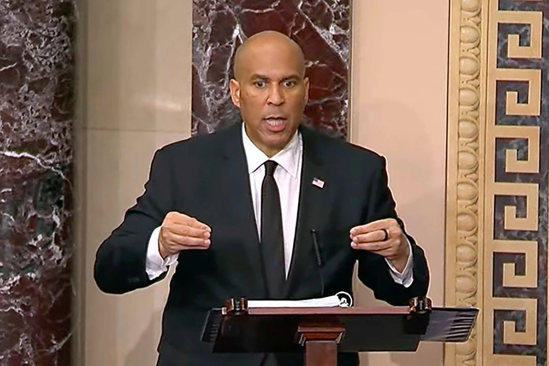 “Estoy aquí porque, por poderoso que fuera él, el pueblo es más poderoso”, aseguró Booker, quien habló abiertamente en el Senado sobre sus raíces como descendiente de esclavos y dueños de esclavos.