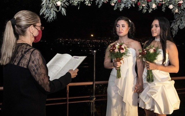 Dos mujeres se casaron en Costa Rica, aunque no pudieron celebrar como esperaban por la pandemia de coronavirus. Foto Afp 